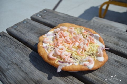 In the foreground, the fried pizza with shrimp and cheese that we ate in Lulea.