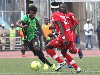 L’As V. Club de la RDC (vert) contre Dynamic FC du Togo (rouge) le 17/2/2013 au stade de Martyrs à Kinshasa, lors du match aller du tour préliminaire de la Ligue des champions de la Caf. Score : 3-0. Radio Okapi/Ph. John Bompengo.