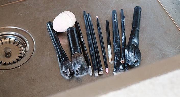 nettoyer ses pinceaux, comment nettoyer pinceaux à maquillage, désinfecter pinceaux make up, huile de coco, entretenir outils maquillage