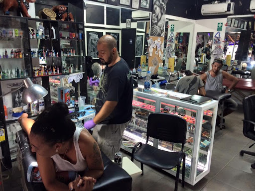 Royal High Life Tattoo, 10 Av. Norte Mz 5 Lot 7, Centro, 77710 Playa del Carmen, Q.R., México, Estudio de tatuajes | QROO