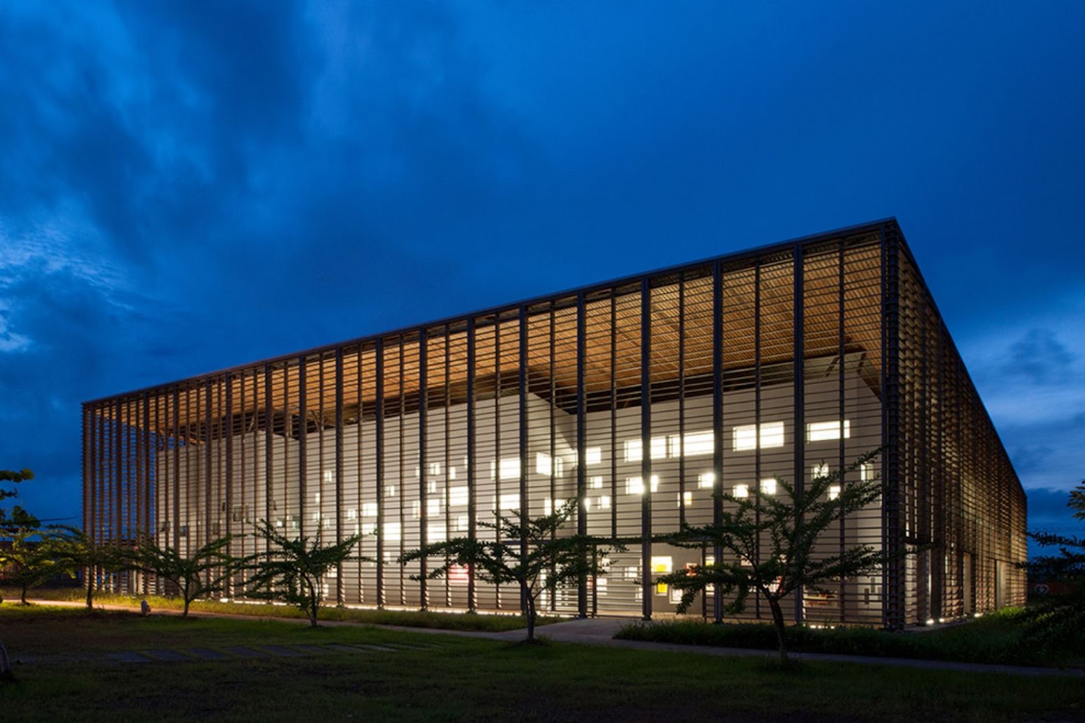 Caienna, Guiana Francese: [UNIVERSITY LIBRARY BY RH+ ARCHITECTURE]