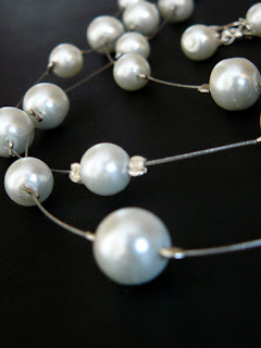 biżuteria z półfabrykatów - białe perły (zbliżenie na perły)