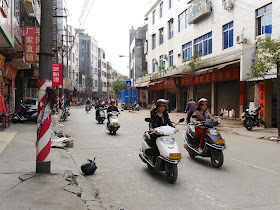motorbikes on Jiaoqiao New Road (滘桥新路) in Yangjiang, China