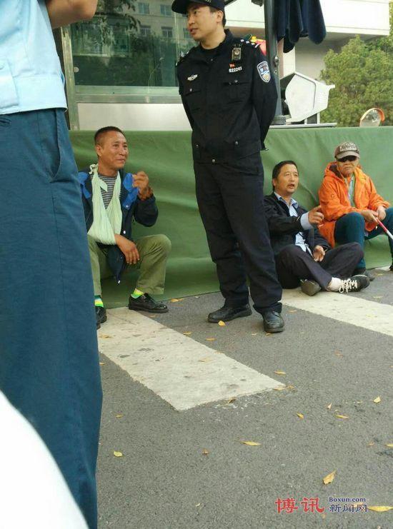 警察充当法西斯,北京访民季新华被打骨折露宿公安局讨公道