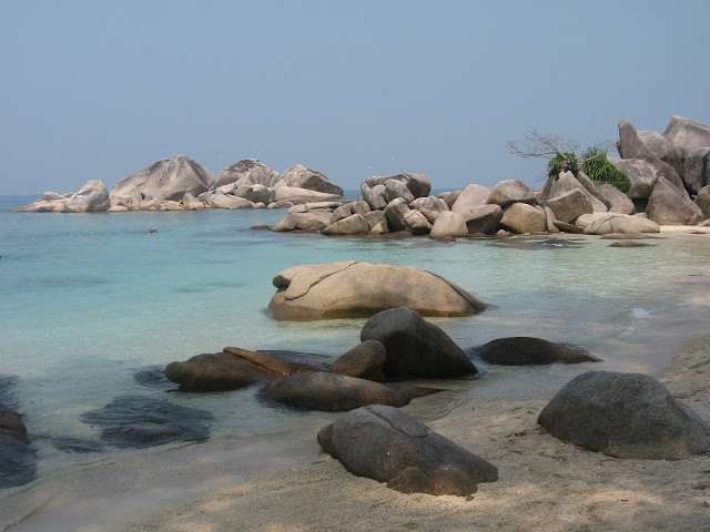 Blog de voyage-en-famille : Voyages en famille, Pualu Besar, walk on the Beach