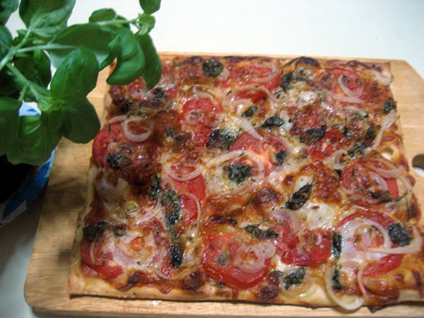 Pizza de tomate y albahaca fresca en Berenjenas rellenas de salchichas fresca y tomate