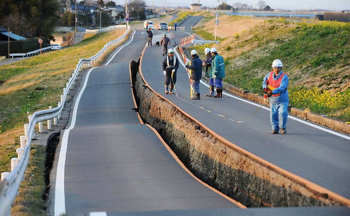 Japan+Earthquake+road.jpg