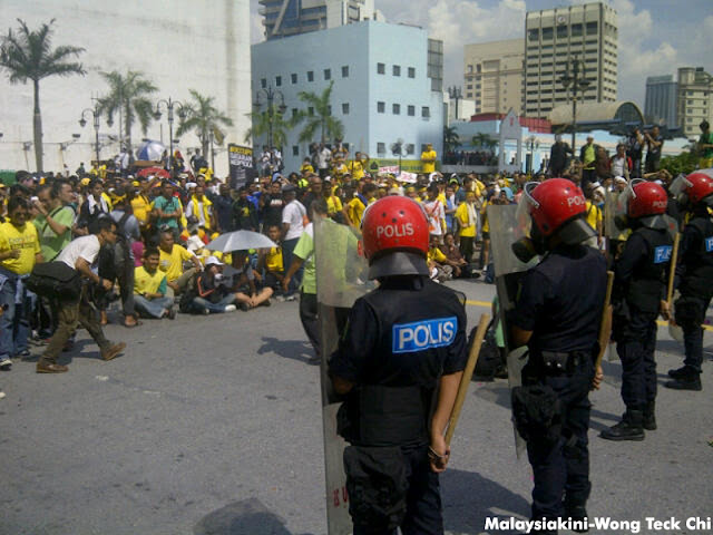 Bersih 3.0 - ஒரு லட்சம் பேர் தலைநகர் கோலாலம்பூரில் குவிந்துள்ளனர். கண்ணீர்ப்புகைக் குண்டுகள் வீசப்பட்டுள்ளது. - Page 4 IMG-20120428-00345