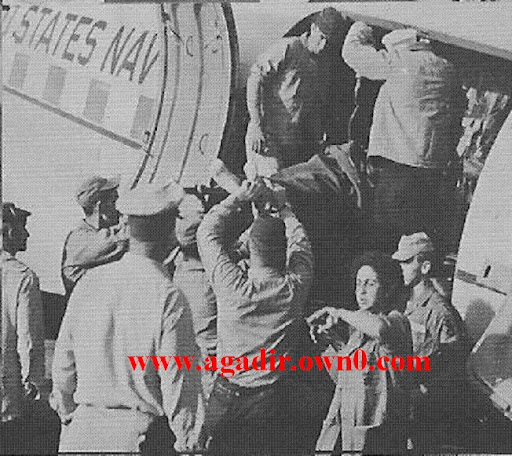 البحرية الامريكية تقدم الإغاثة العاجلة لسكان المناطق المنكوبة بمدينة اكادير سنة 1960 AgadirFourLoadingR4DEvacTwo