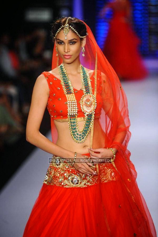 Model showcases a design for  Moni Agarwal on Day 1 of India International Jewellery Week (IIJW), 2014 at Grand Hyatt, Mumbai.