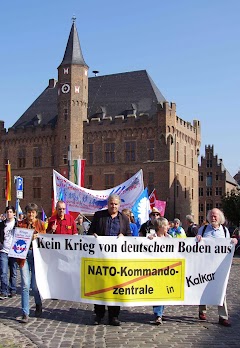 Demonstranten mit Transparenten: »Kein Krieg von deutschem Boden aus« und durchgestrichen »NATO-Kommandozentrale in Kalkar«.
