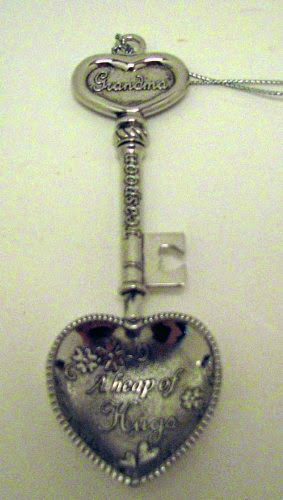 Ganz ER11177 Grandma - A Heap Of Hugs Spoon Key