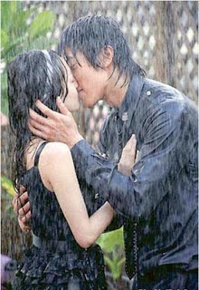 Nụ hôn trao nhau dưới mưa Nụ hôn trao nhau dưới mưa