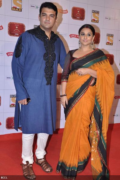 Newlywed Siddharth Roy Kapur and Vidya Balan go traditional during the Stardust Awards 2013, held in Mumbai on January 26, 2013. (Pic: Viral Bhayani)
