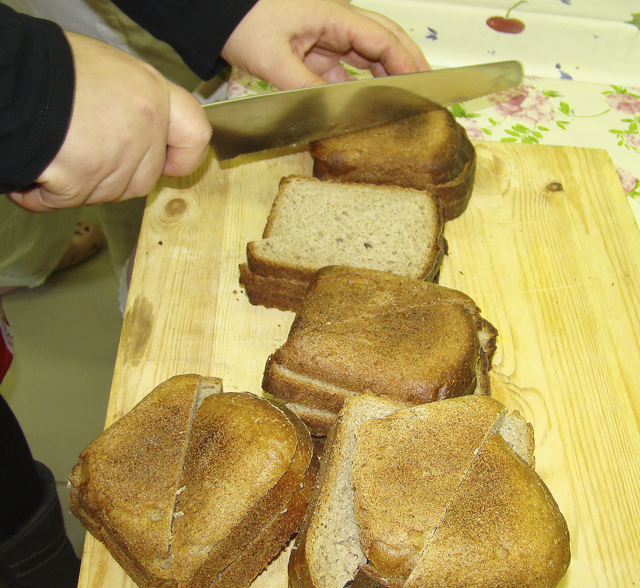 Хлеб своими руками в духовке. Хлеб своими руками. Красивый хлеб своими руками. Мягкий хлеб своими руками. Хлеб имитация своими руками.