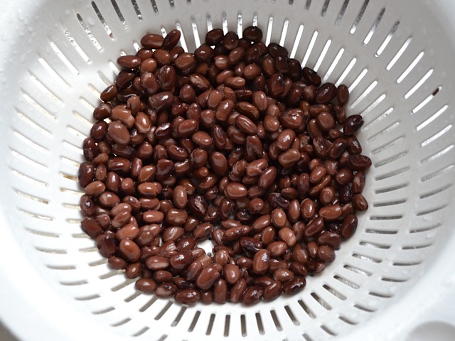 black beans in colander to rinse 