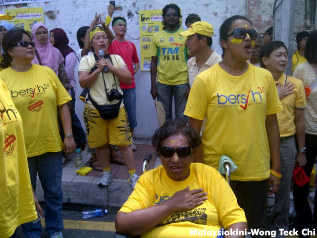 Bersih 3.0 - ஒரு லட்சம் பேர் தலைநகர் கோலாலம்பூரில் குவிந்துள்ளனர். கண்ணீர்ப்புகைக் குண்டுகள் வீசப்பட்டுள்ளது. - Page 2 IMG-20120428-00272