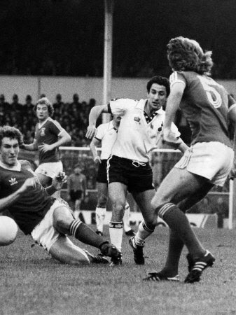 spurs-v-ipswich-osvaldo-ardiles-out-joxes-the-ipswich-players-december-1978