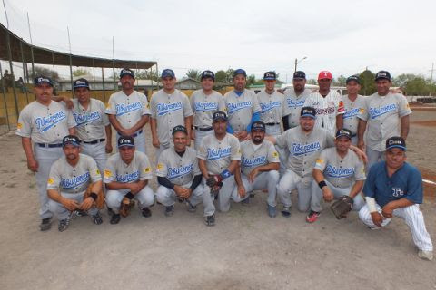 Sergio Guajardo y Roenis Elías de Tiburones en la Liga de Beisbol de Salinas Victoria