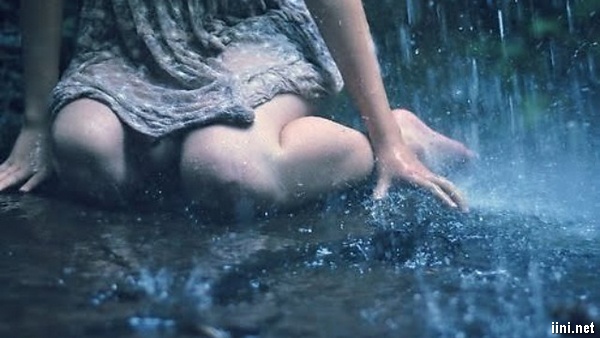 hình ảnh cô gái khóc trong mưa