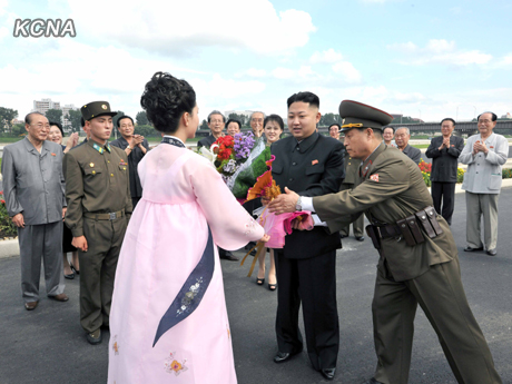 北朝鮮、謎の女性は金正恩第1書記の妻と報道 遊園地で大はしゃぎ