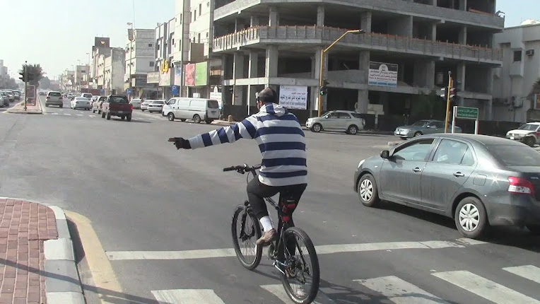 خالد الصقعبي ينعطف يسارا بدراجة هوائية عند الإشارة