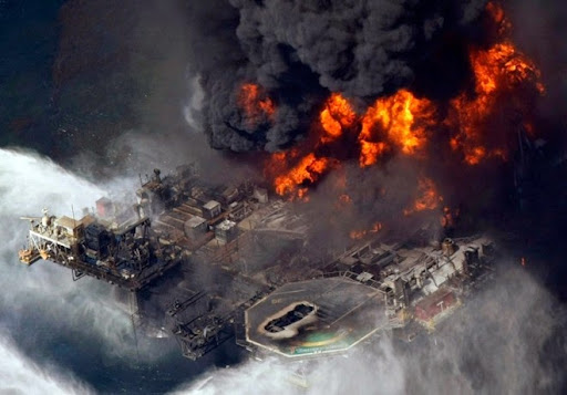 2. Deep Water Horizon Dàn khoan dầu của BP, Deepwater Horizon phát nổ vào tháng Tư năm 2010 ở vịnh Mexico đã giết chết 11 công nhân và khiến lượng dầu lớn tràn ra biển. Báo cáo điều tra cho thấy, hiểm họa của vụ việc đã được phát hiện từ nhiều tuần trước đó, song phía BP đã không có giải pháp thỏa đáng. Mọi thứ càng trở nên tồi tệ hơn khi các nỗ lực bịt lại các giếng dầu thất bại, dẫn đến hàng triệu gallon dầu thoát ra đại dương. Những tác động tiêu cực của thảm họa này với cuộc sống của sinh vật biển và ngư dân hay ngành du lịch là khó có thể đo đếm được.