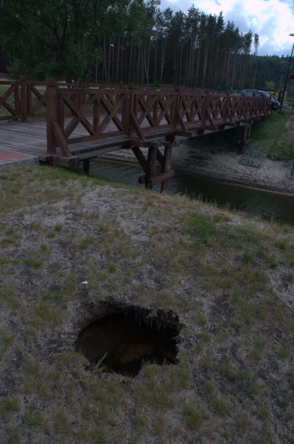 Zapadnięte studzienki nad krasnobrodzkim zalewem
