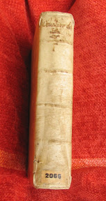 Lomo con título manuscrito, nervios levemente marcados y número de alguna biblioteca anterior