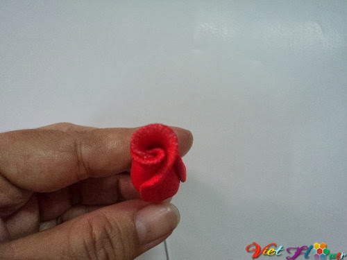 Cách làm hoa hồng nhung bằng vải voan (bước 9) Cách làm hoa hồng nhung bằng vải voan (bước 9)
