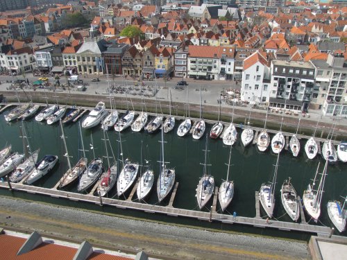 De jachthaven van boven gezien.