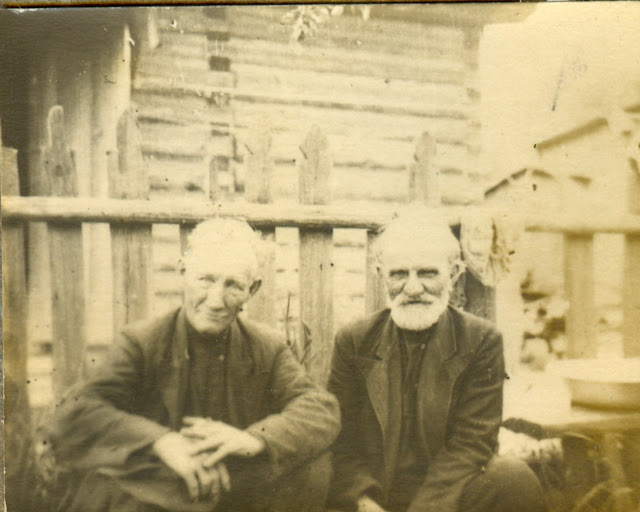 Прадеды Иван ? Маряхин ( слева) и Ефим Ефимович Кондаков (1881-1961) (справа). Отцы Михаила Ивановича и Марии Ефимовны Маряхиных - моих деда и бабушки по отцу. Прадеды Иван ? Маряхин ( слева) и Ефим Ефимович Кондаков (1881-1961) (справа). Отцы Михаила Ивановича и Марии Ефимовны Маряхиных - моих деда и бабушки по отцу.