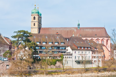 Blick von der hölzernen Rheinbrücke auf das Fridolinsmünster