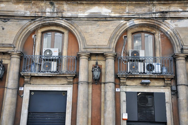 Кондиционеры на фасаде Palazzo Del Governo, Катания