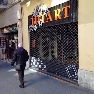 Persiana de local comercial en barrio Sants, Barcelona