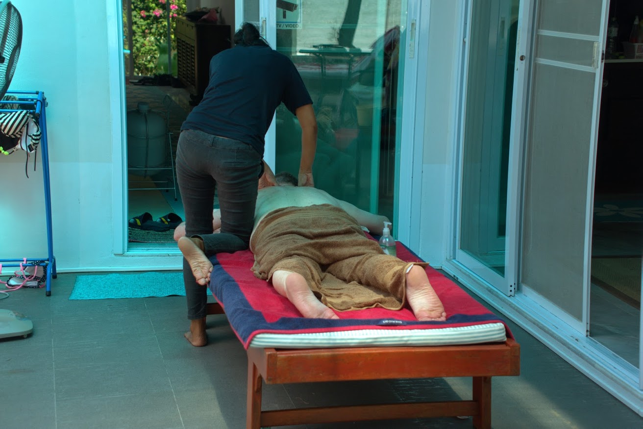 Farfar får sin första Thaimassage