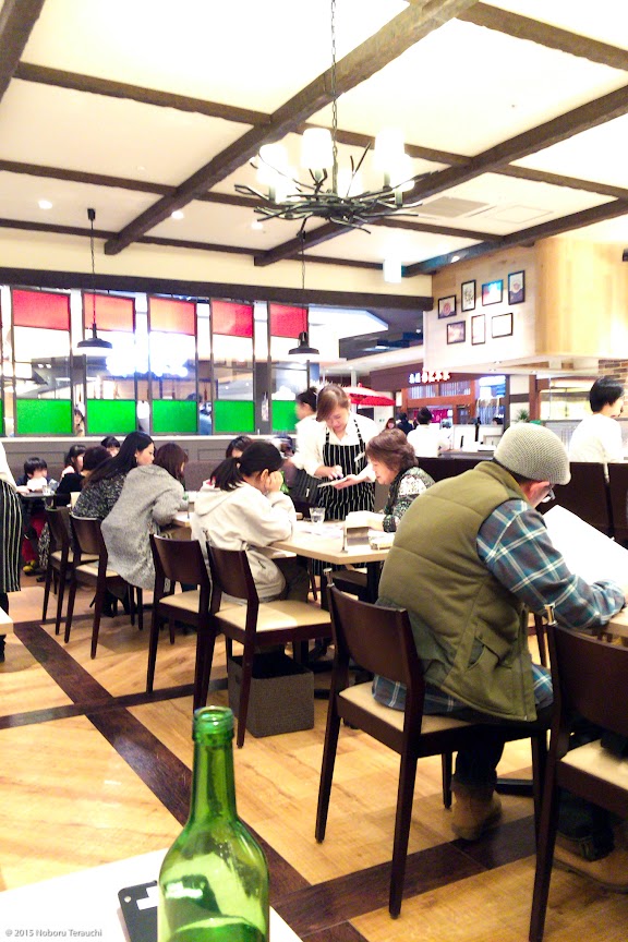 イタリアバル(酒場)を想わせる店内