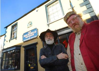 Terry Pratchett i Bernard Pearson, założyciel Discworld Emporium, przygotowują się do obchodów Strzeżenia Wiedźm. Wincanton