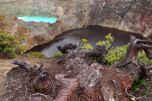 البحيرات العجيبة الملونة Kelimutu%2520Indonesia%2520volcanic%2520Lakes%2520three%2520colours%252020