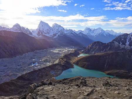 Vue sur les lacs de Gokyo, le Glacier Ngozumba, et Cholatse