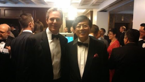 聯想集團董事長兼CEO楊元慶(右側)與去年愛迪生獎獲得者高通董事長保羅‧雅各布在現場合影