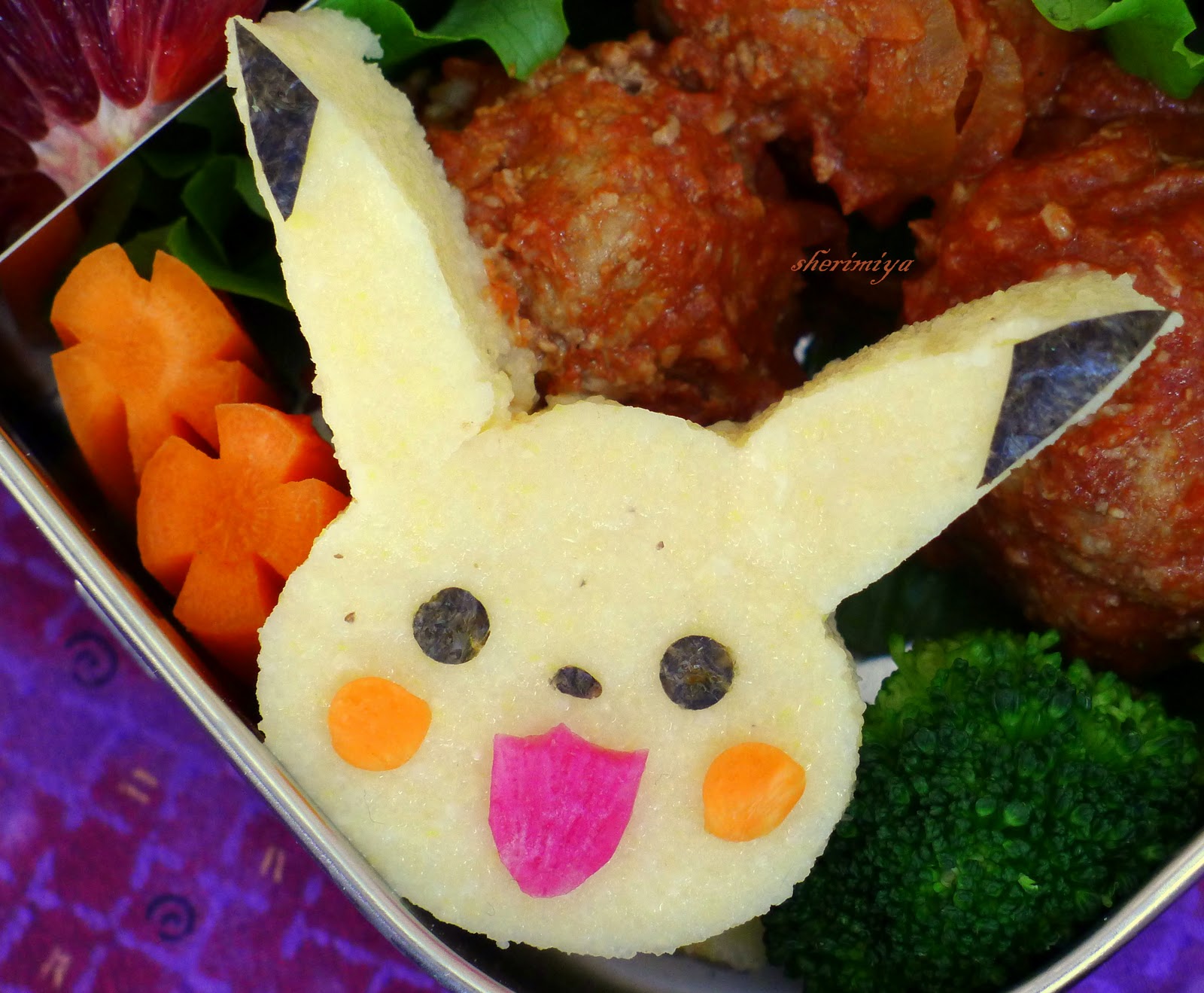 How to Make a Bento (#11 Pikachu rice ball) ポケモン弁当 Ingredients: Seeweed,  Rice, Kani-Kama, Egg, and salt!