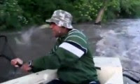 سمك يقفز من البحيرة