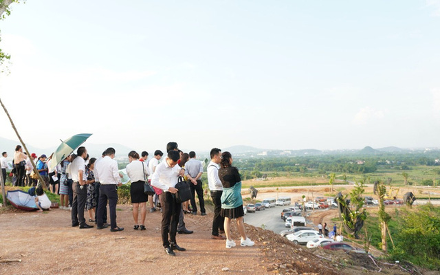 ‘Chốt’ lãi chứng khoán, nhà đầu tư đổ tiền vào bất động sản - Ảnh 2.