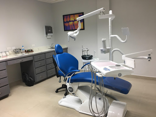 Border Dental Center, Av. Santos Degollado 2229, Guerrero, 88240 Nuevo Laredo, Tamps., México, Periodoncista de implantes dentales | TAMPS