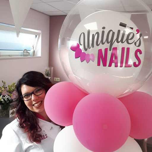 Unique's nails logo