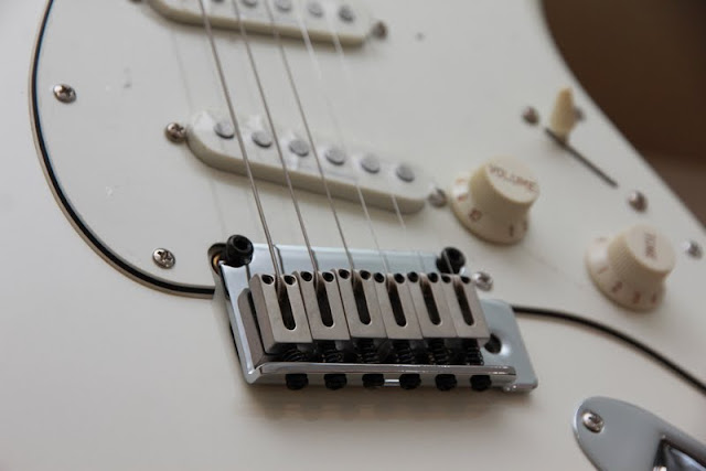 Squier Deluxe Stratocaster Pearl White