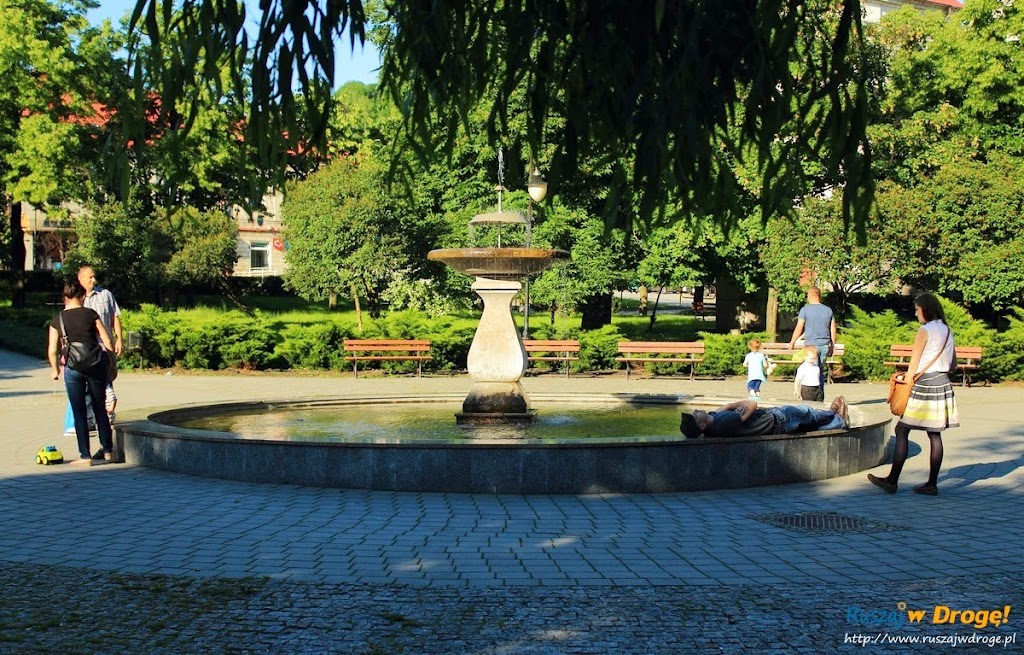 Pińczów nad Nidą - fontanna w centrum parku