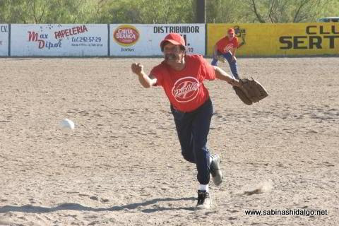 Guadalupe Soto lanzando por Diablos en el softbol del Club Sertoma