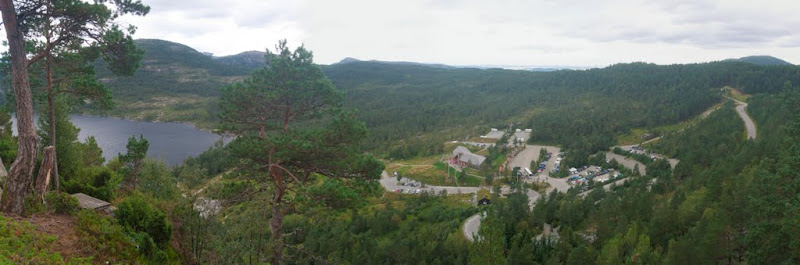 Panorama de Preikestolhytta y el lago al comienzo de la subida a Preikestolen